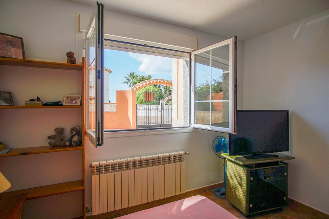 Auténtica villa de cinco dormitorios en Calpe con piscina y vistas al mar