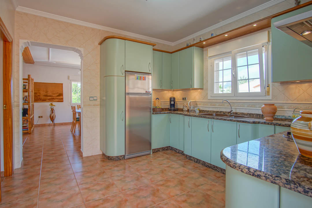 Auténtica villa de cinco dormitorios en Calpe con piscina y vistas al mar