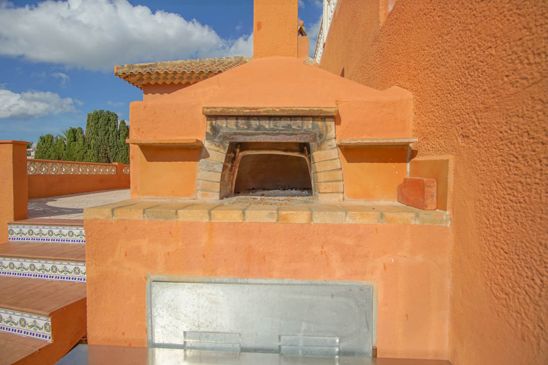 Auténtica villa de cinco dormitorios en Calpe con piscina y vistas al mar