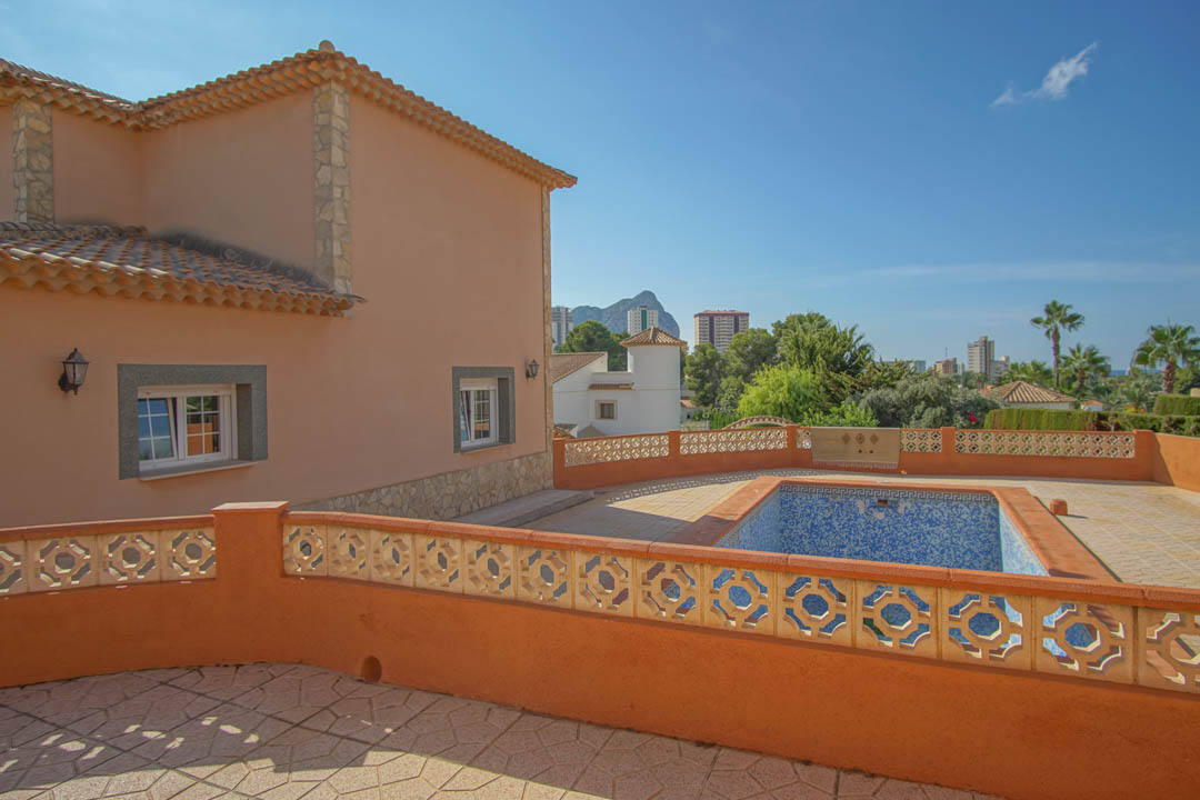 Auténtica villa de cinco dormitorios en Calpe con piscina y vistas al mar