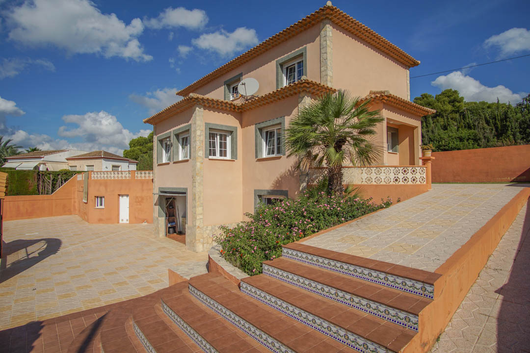 Auténtica villa de cinco dormitorios en Calpe con piscina y vistas al mar