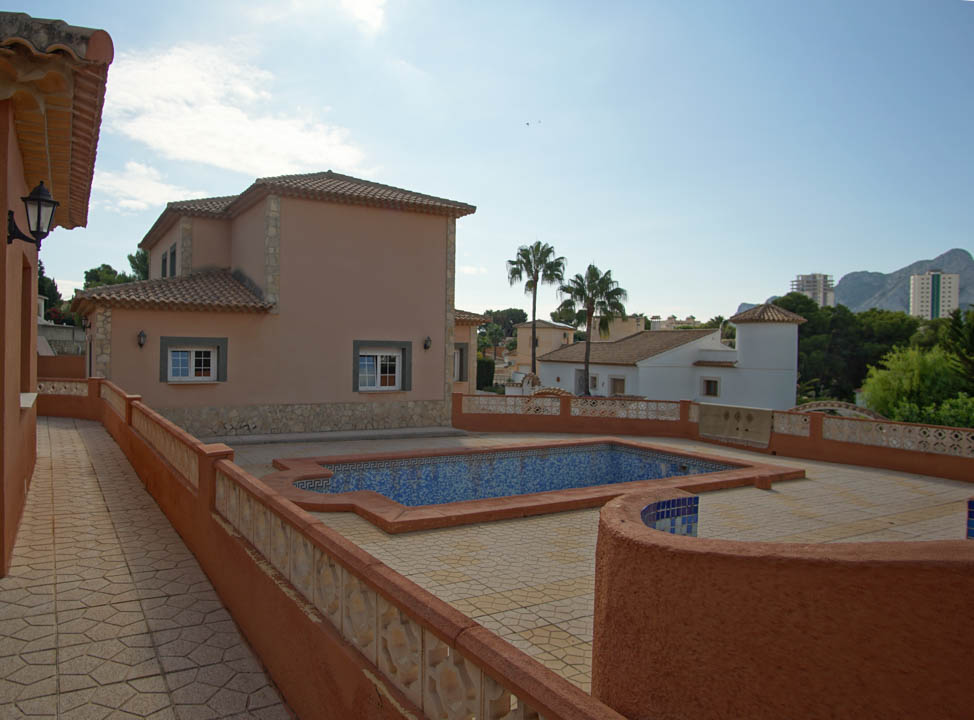 Auténtica villa de cinco dormitorios en Calpe con piscina y vistas al mar