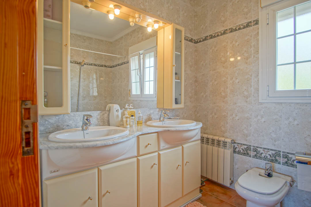 Auténtica villa de cinco dormitorios en Calpe con piscina y vistas al mar