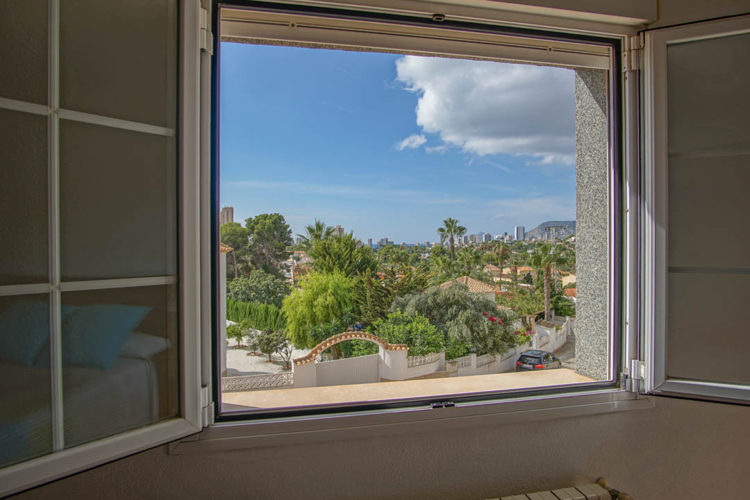 Auténtica villa de cinco dormitorios en Calpe con piscina y vistas al mar