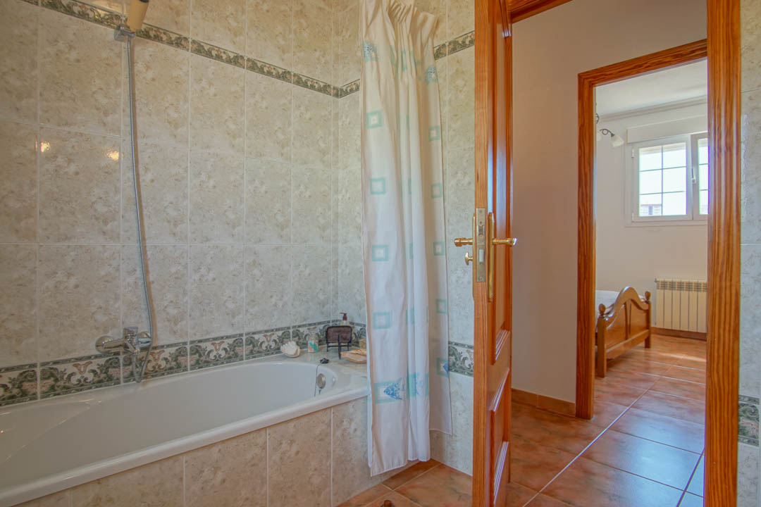 Auténtica villa de cinco dormitorios en Calpe con piscina y vistas al mar