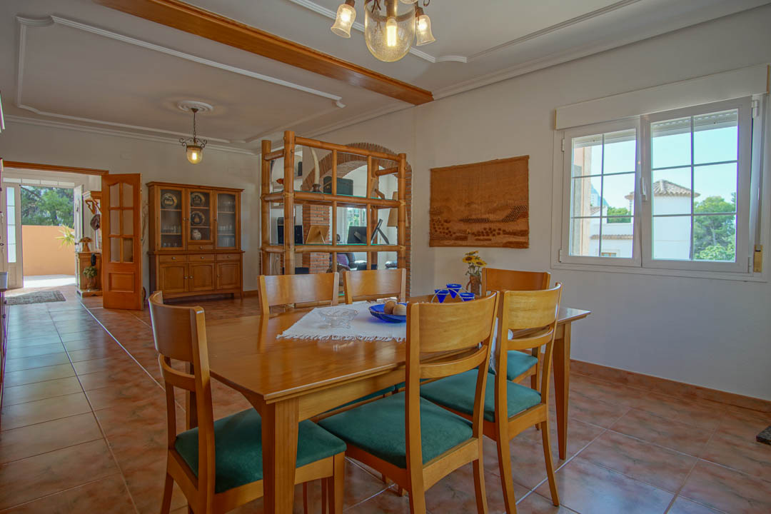 Auténtica villa de cinco dormitorios en Calpe con piscina y vistas al mar