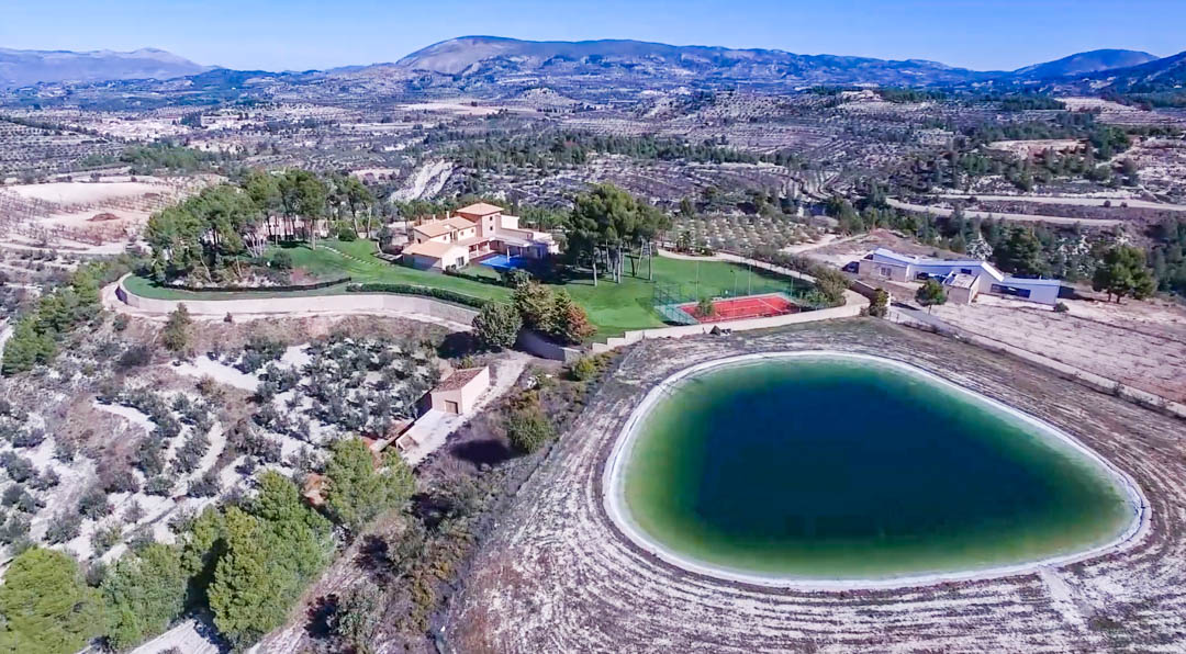Espectacular finca con villa y casa de invitados en Penáguila