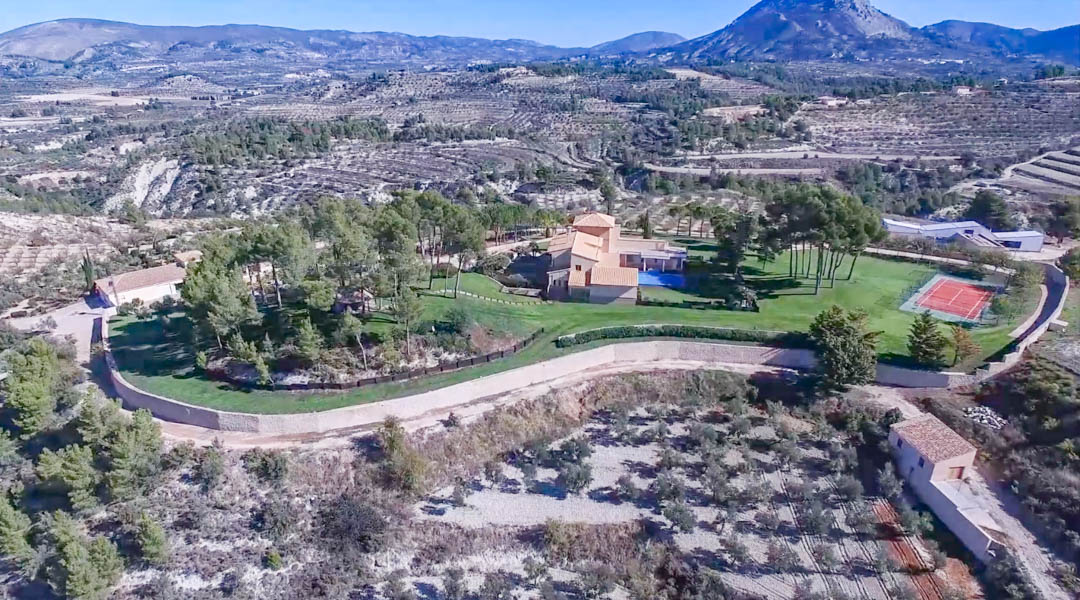 Espectacular finca con villa y casa de invitados en Penáguila