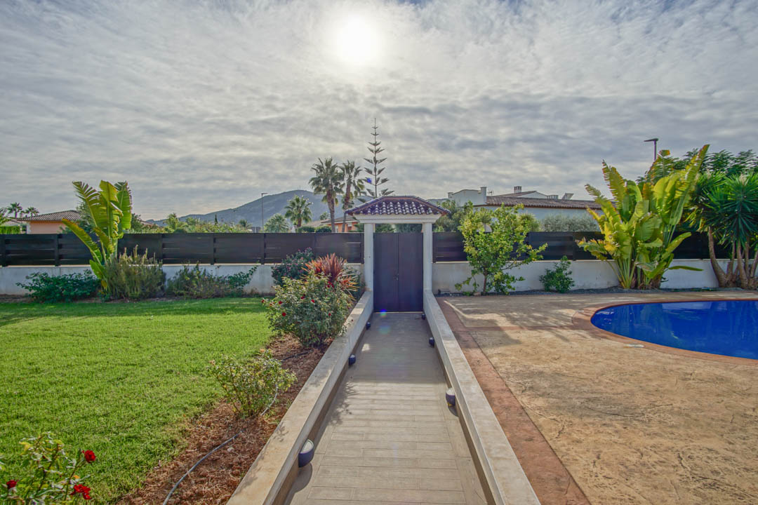 Villa de estilo colonial con piscina privada en L'Alfàs del Pi