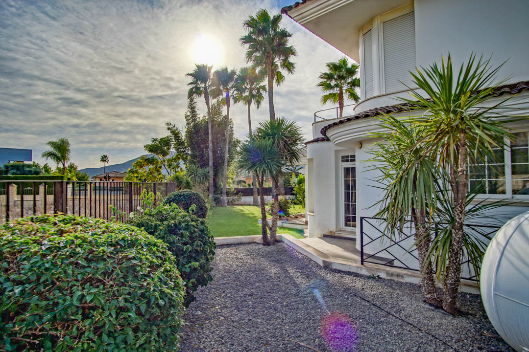 Villa de estilo colonial con piscina privada en L'Alfàs del Pi