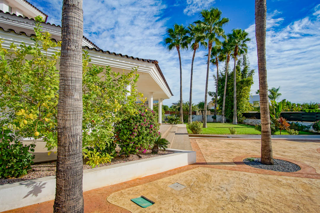 Villa de estilo colonial con piscina privada en L'Alfàs del Pi