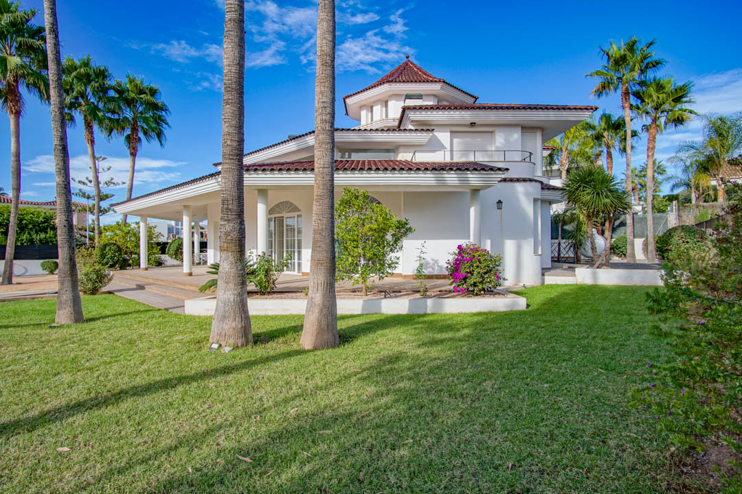 Villa de estilo colonial con piscina privada en L'Alfàs del Pi
