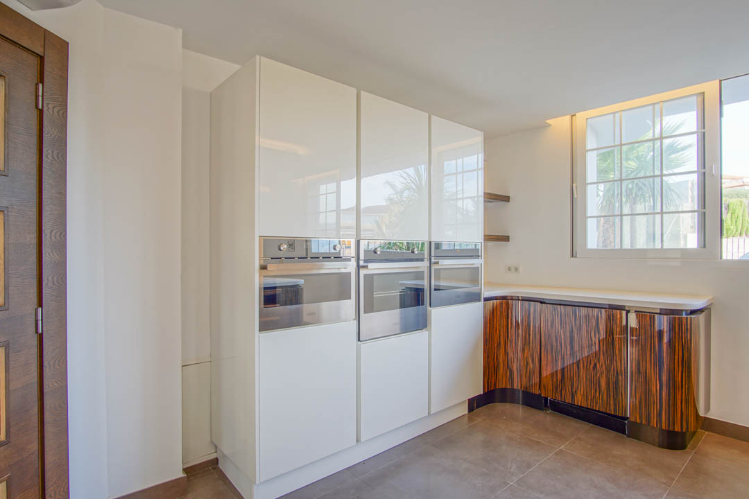 Villa de estilo colonial con piscina privada en L'Alfàs del Pi