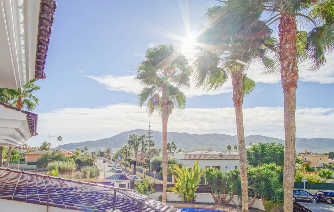 Villa de estilo colonial con piscina privada en L'Alfàs del Pi