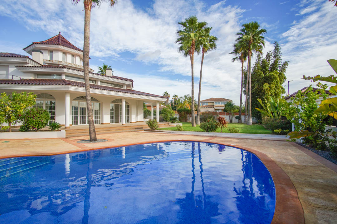 Villa de estilo colonial con piscina privada en L'Alfàs del Pi