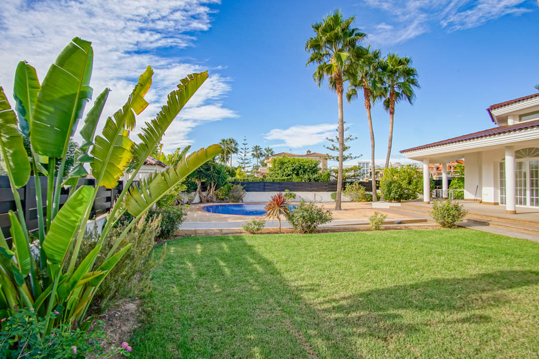 Villa de estilo colonial con piscina privada en L'Alfàs del Pi