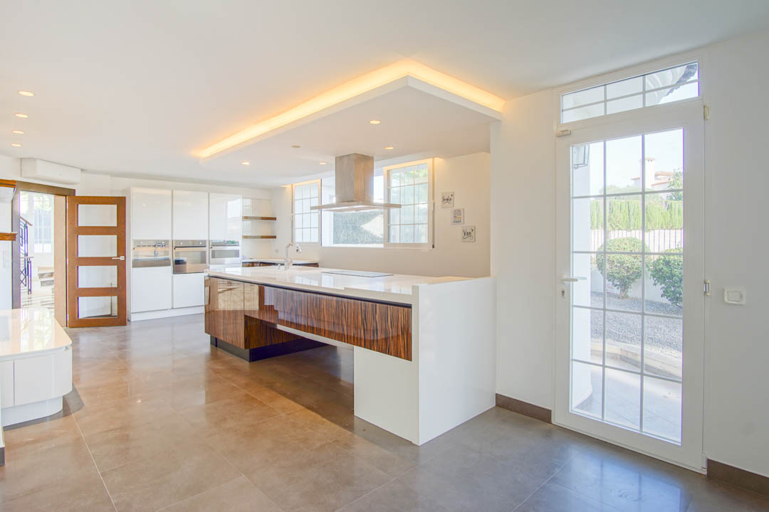 Villa de estilo colonial con piscina privada en L'Alfàs del Pi