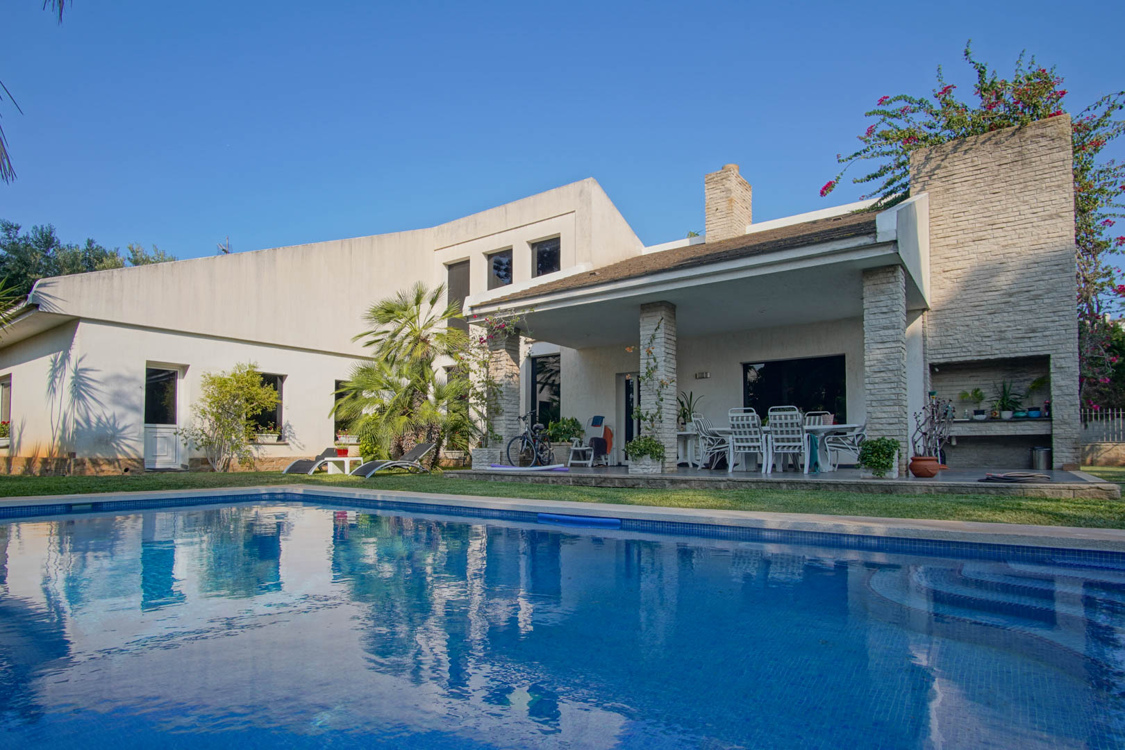 Elegante villa en Dénia con piscina privada y vistas al Montgó