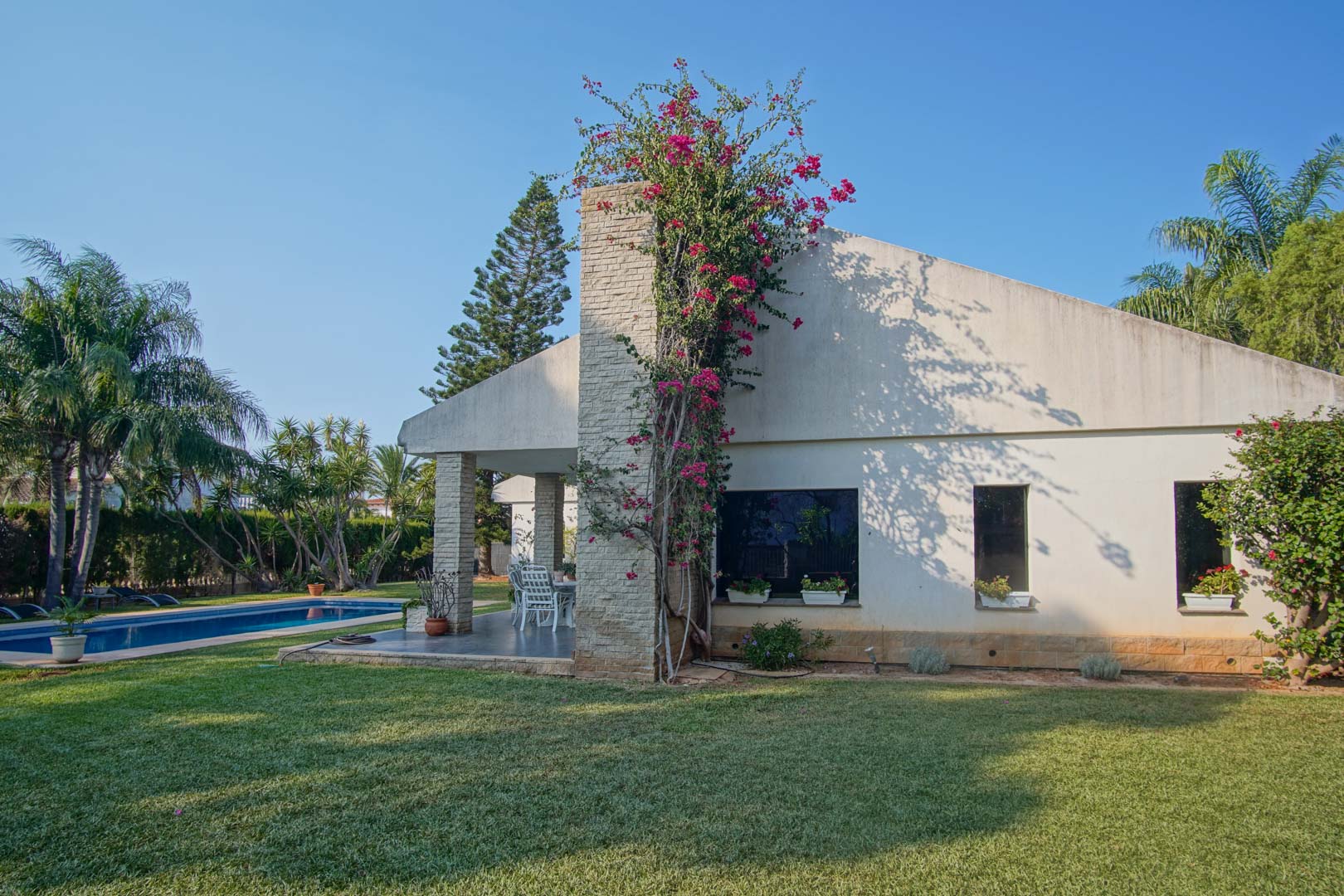 Elegante villa en Dénia con piscina privada y vistas al Montgó