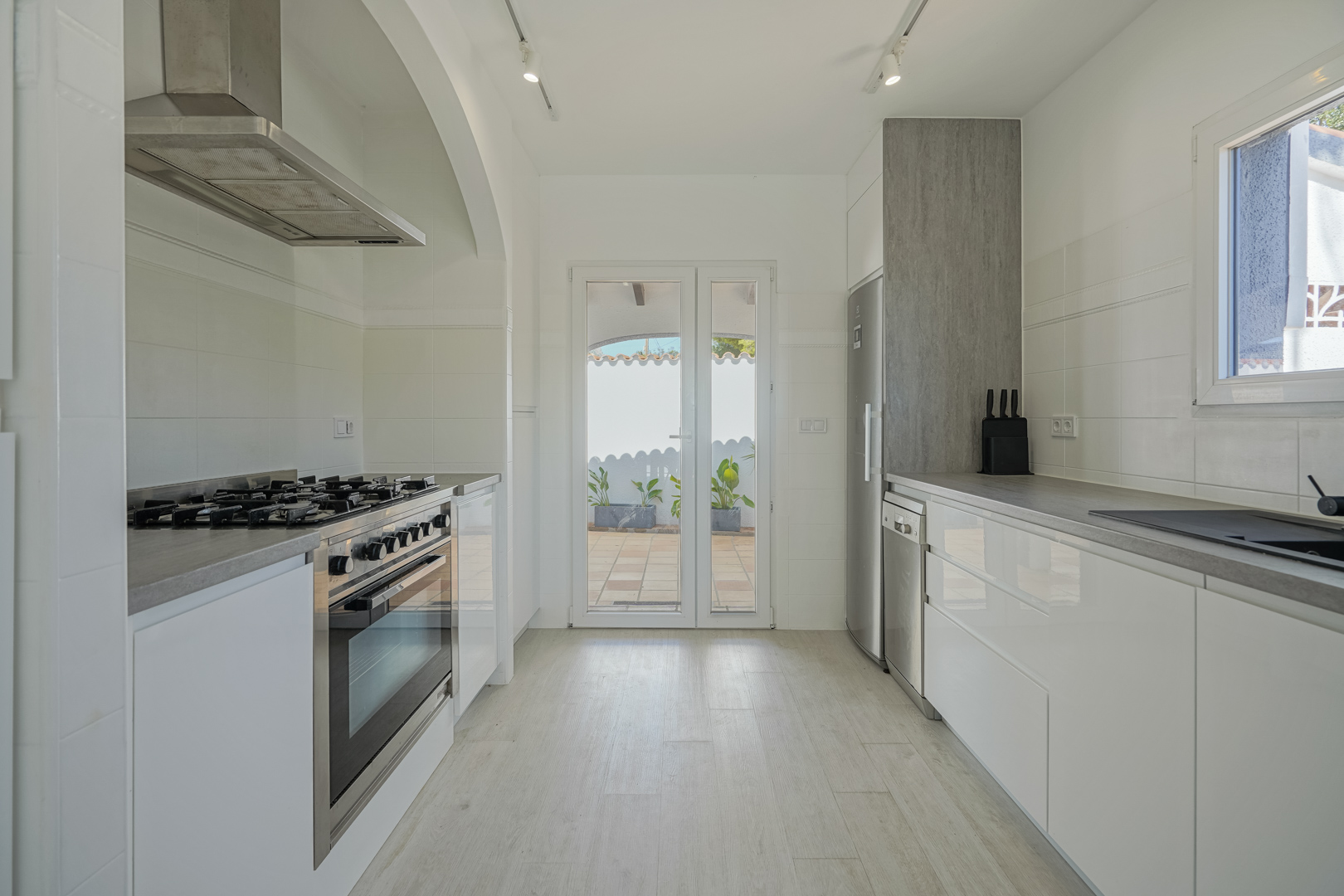 Villa renovada en Calpe con casa de invitados y vistas al mar